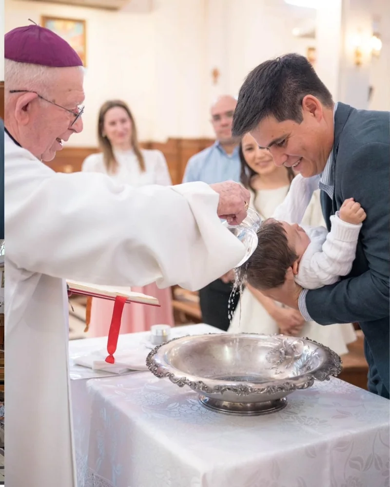 Familia en el bautismo frente al altar