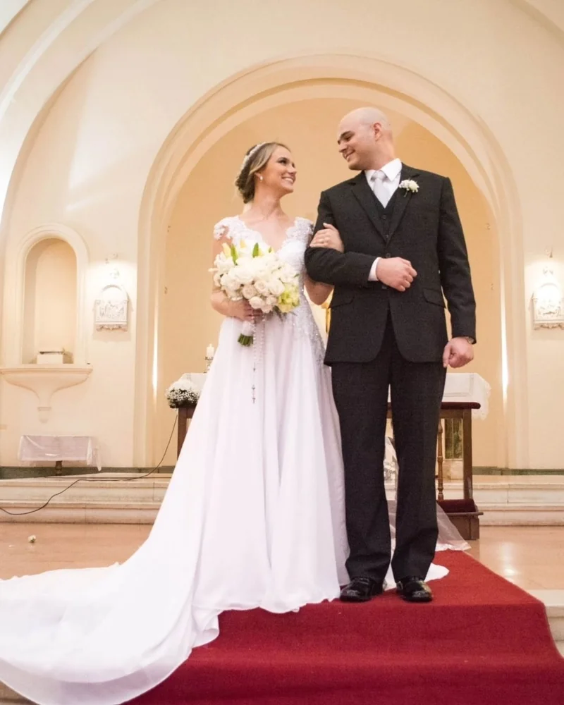 Novia caminando del brazo de su papá hacia el altar
