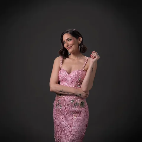Retrato de estudio de una mujer con vestido rosado